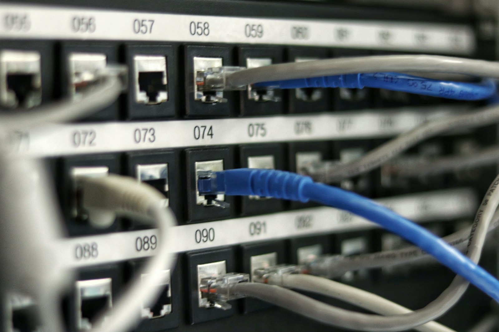 Pure optical fiber network powering RFi's connection